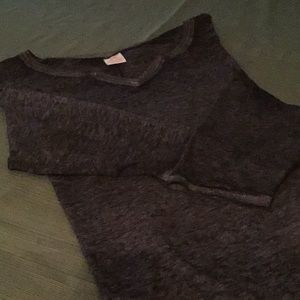 Top black/gray top